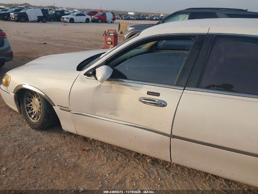 1999 Lincoln Town Car Signature VIN: 1LNHM82W9XY655949 Lot: 43695372