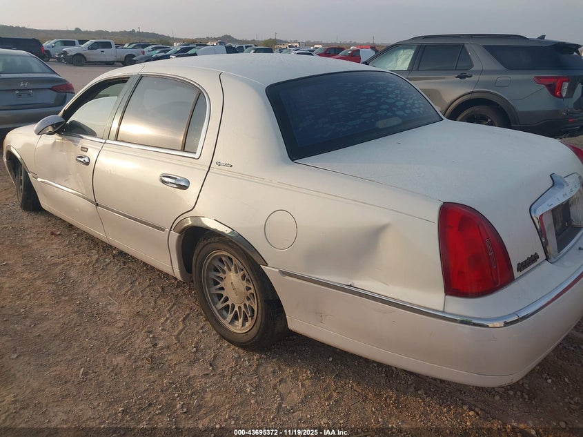 1999 Lincoln Town Car Signature VIN: 1LNHM82W9XY655949 Lot: 43695372