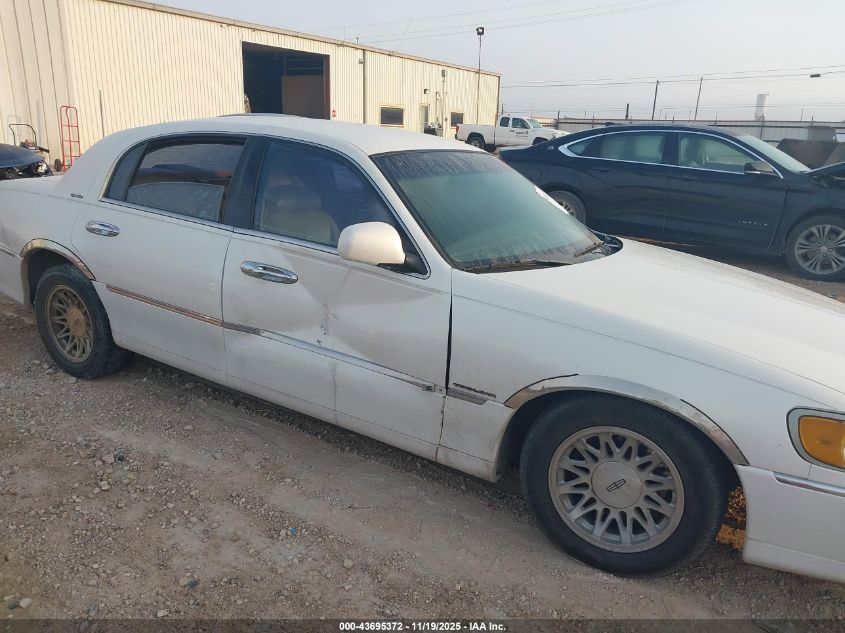 1999 Lincoln Town Car Signature VIN: 1LNHM82W9XY655949 Lot: 43695372