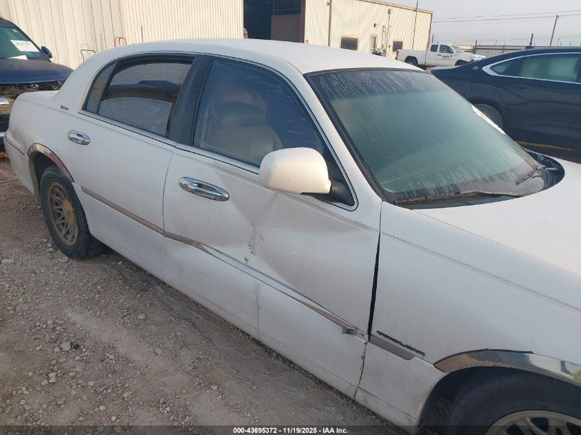 1999 Lincoln Town Car Signature VIN: 1LNHM82W9XY655949 Lot: 43695372