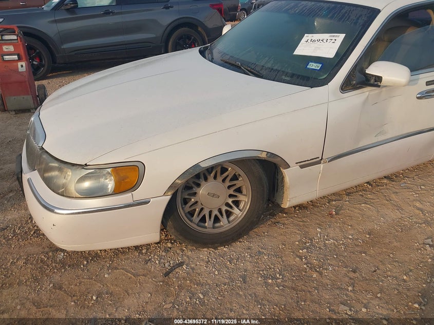 1999 Lincoln Town Car Signature VIN: 1LNHM82W9XY655949 Lot: 43695372