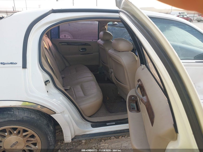 1999 Lincoln Town Car Signature VIN: 1LNHM82W9XY655949 Lot: 43695372