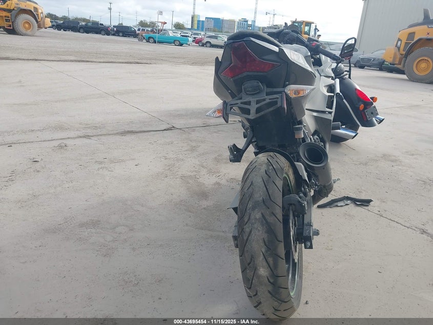 2022 Kawasaki Ex400 VIN: JKAEXKH13NDAH0899 Lot: 43695454