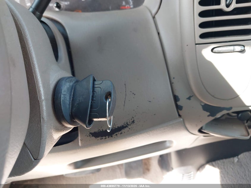 1FTRW07692KC98393 2002 FORD F-150 photo no. 11