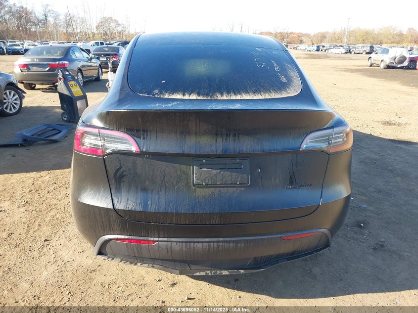 2024 Tesla Model Y Long Range Dual Motor All-Wheel Drive VIN: 7SAYGDEE8RA237988 Lot: 43696052