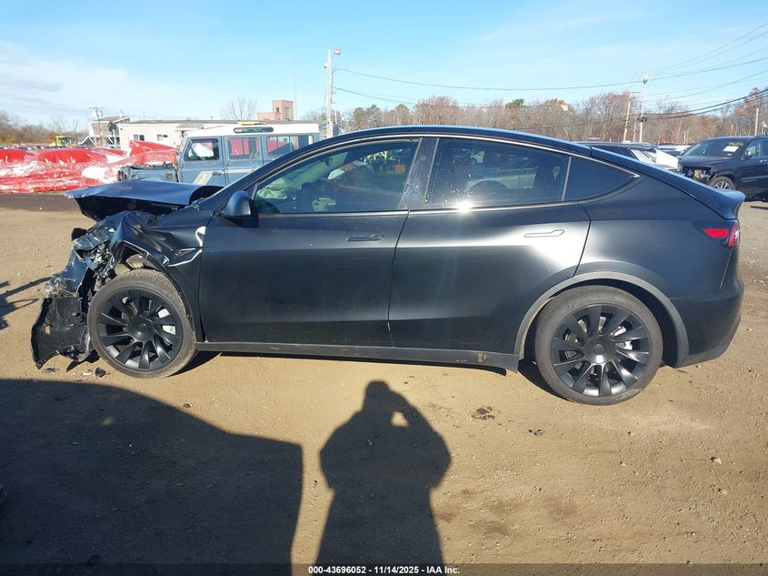 2024 Tesla Model Y Long Range Dual Motor All-Wheel Drive VIN: 7SAYGDEE8RA237988 Lot: 43696052