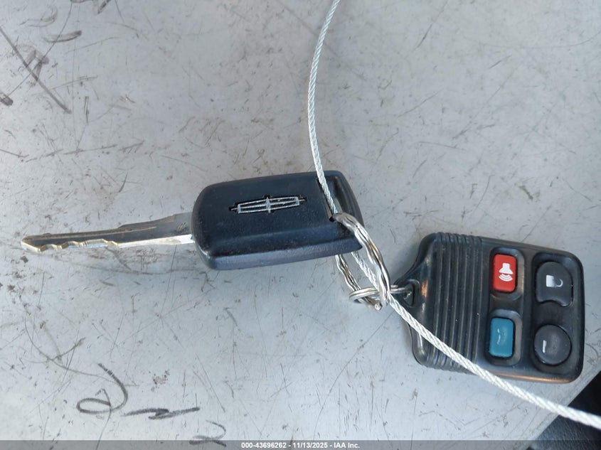 2005 Lincoln Town Car Signature Limited VIN: 1LNHM82W15Y664609 Lot: 43696262