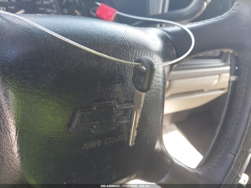 2001 Chevrolet Tahoe Ls VIN: 1GNEC13T91J260537 Lot: 43696433