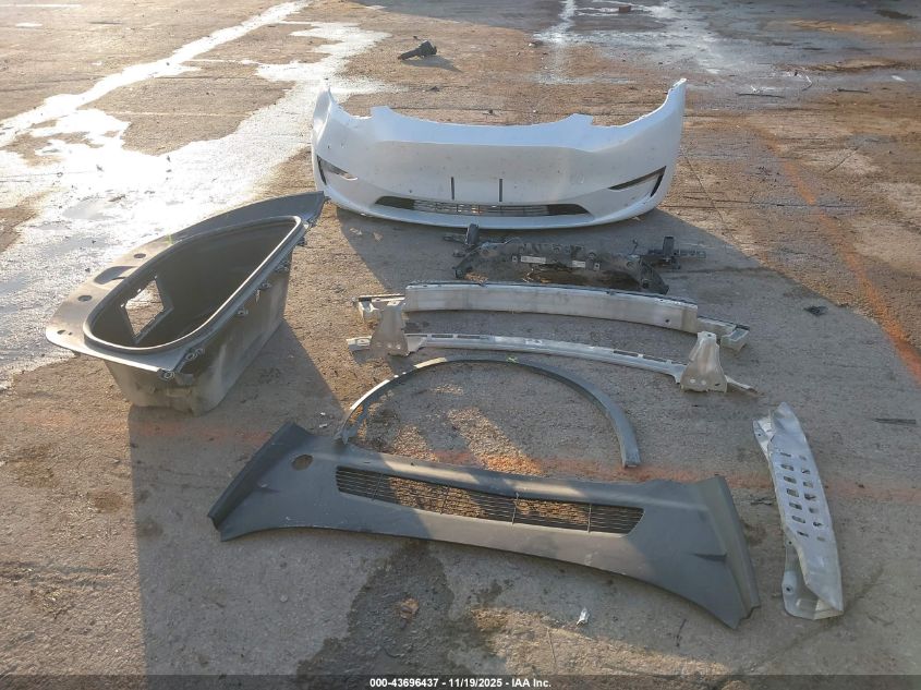 2022 Tesla Model Y Long Range Dual Motor All-Wheel Drive VIN: 7SAYGDEE1NF379788 Lot: 43696437