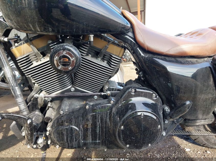 2015 Harley-Davidson Flhx Street Glide VIN: 1HD1KBM11FB705625 Lot: 43696494