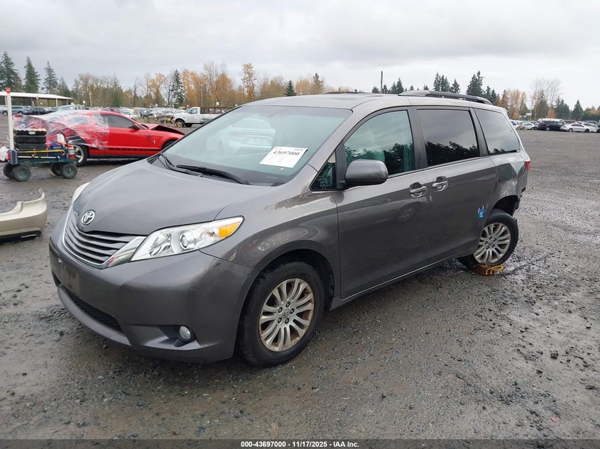 5TDYZ3DC2HS848288 2017 TOYOTA SIENNA photo no. 2