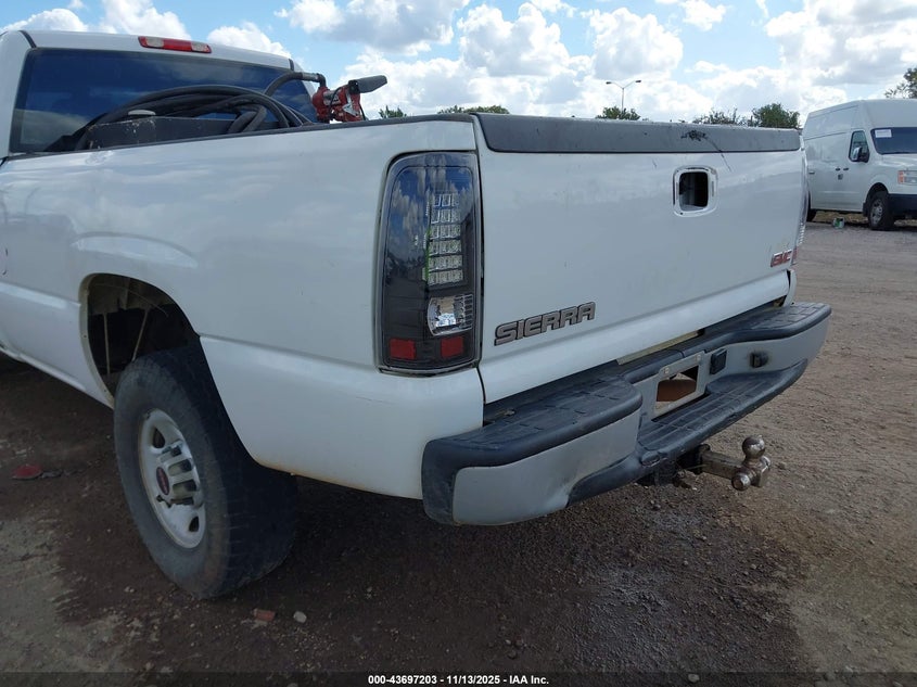 2007 GMC Sierra 2500Hd Classic Work Truck VIN: 1GTHC24U37E125560 Lot: 43697203