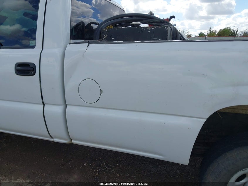 2007 GMC Sierra 2500Hd Classic Work Truck VIN: 1GTHC24U37E125560 Lot: 43697203