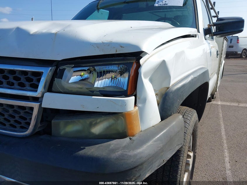 2005 Chevrolet Silverado 2500Hd Work Truck VIN: 1GBHC24U15E333373 Lot: 43697661