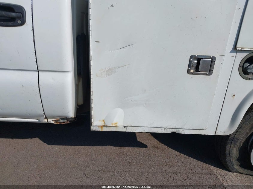 2005 Chevrolet Silverado 2500Hd Work Truck VIN: 1GBHC24U15E333373 Lot: 43697661