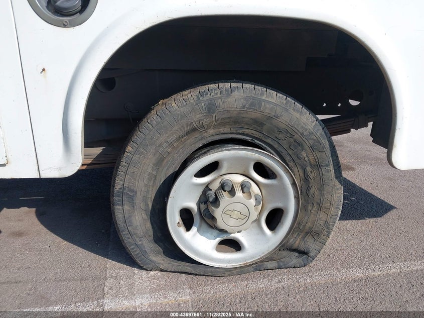 2005 Chevrolet Silverado 2500Hd Work Truck VIN: 1GBHC24U15E333373 Lot: 43697661