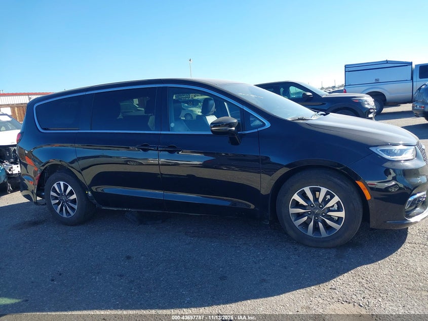 2025 Chrysler Pacifica Hybrid Select VIN: 2C4RC1S76SR577848 Lot: 43697787