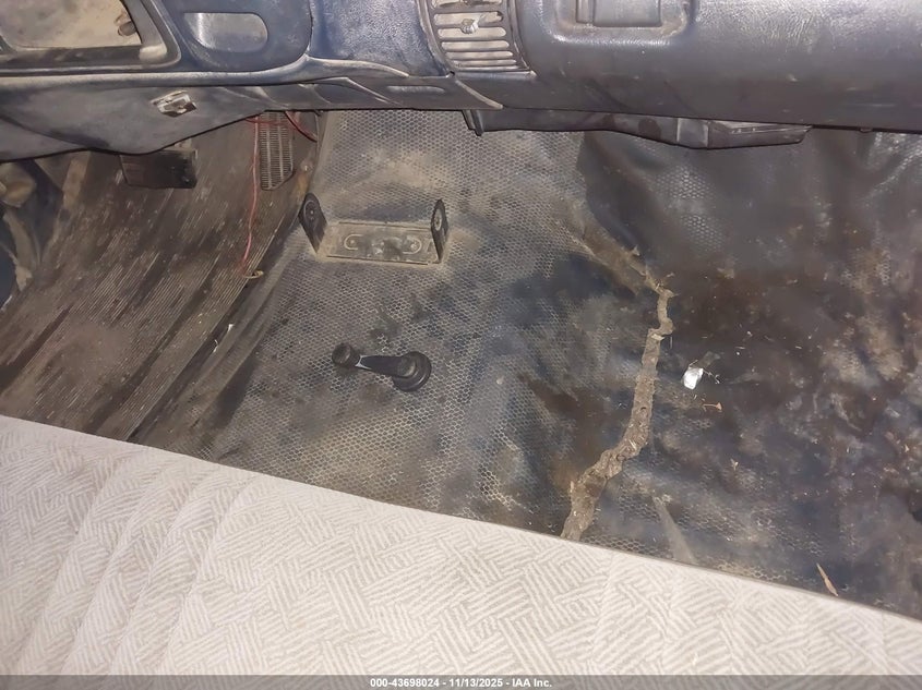 1996 Chevrolet Gmt-400 C2500 VIN: 1GCGC24R3TE210139 Lot: 43698024