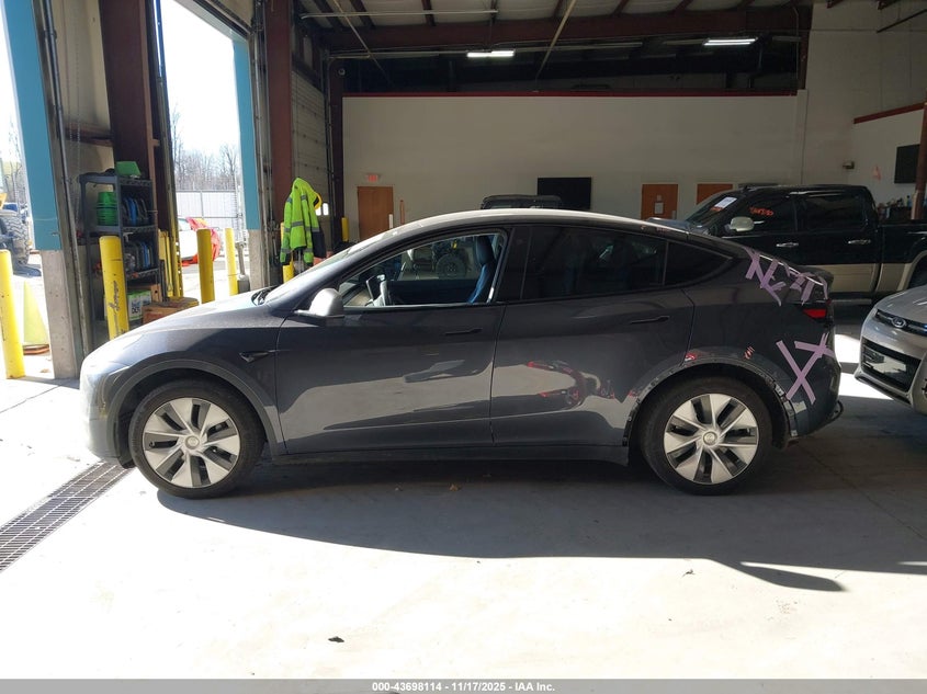 2021 Tesla Model Y Long Range Dual Motor All-Wheel Drive VIN: 5YJYGAEE1MF207447 Lot: 43698114