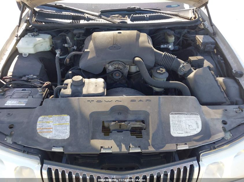 2000 Lincoln Town Car Executive VIN: 1LNHM81W4YY791019 Lot: 43698250