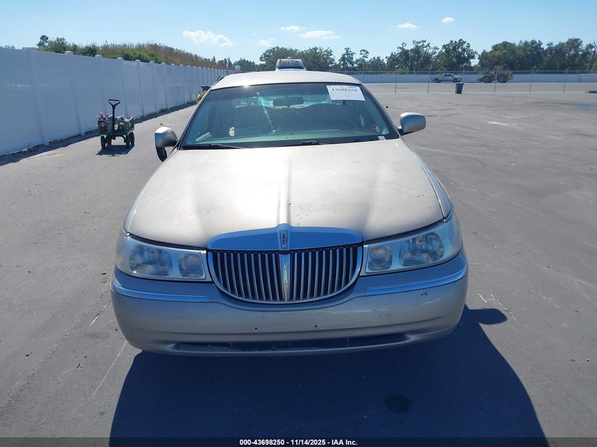2000 Lincoln Town Car Executive VIN: 1LNHM81W4YY791019 Lot: 43698250