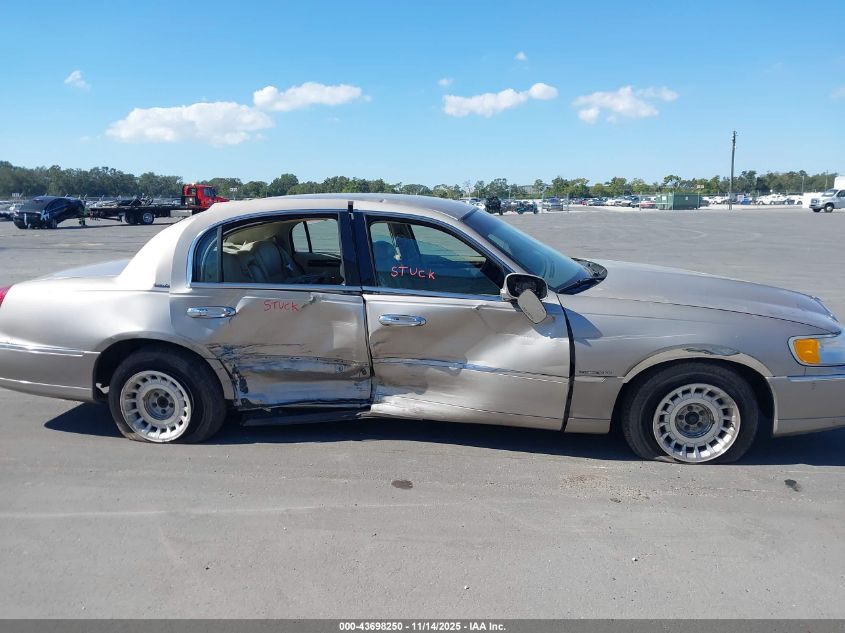 2000 Lincoln Town Car Executive VIN: 1LNHM81W4YY791019 Lot: 43698250