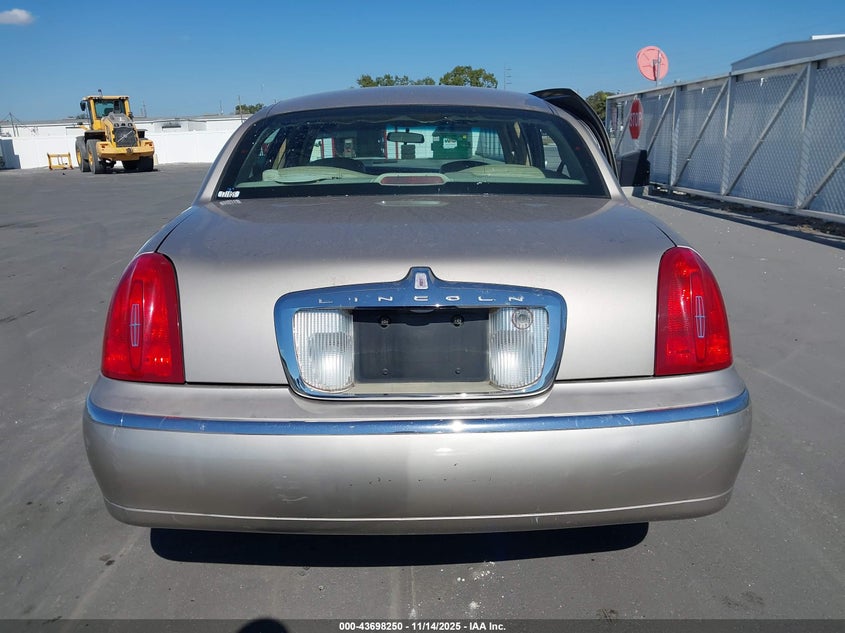 2000 Lincoln Town Car Executive VIN: 1LNHM81W4YY791019 Lot: 43698250
