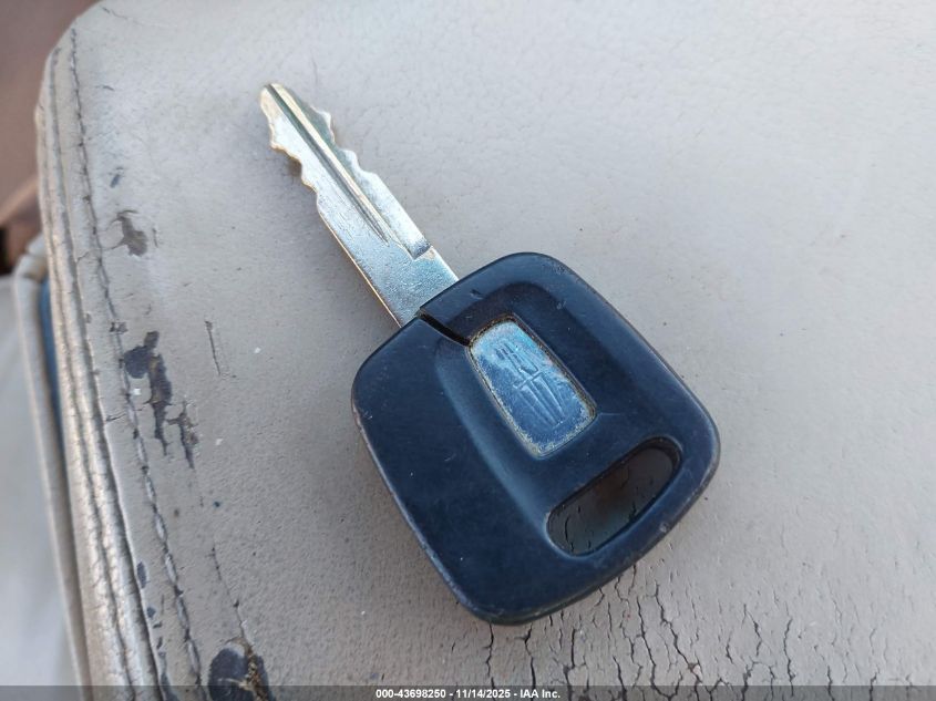 2000 Lincoln Town Car Executive VIN: 1LNHM81W4YY791019 Lot: 43698250