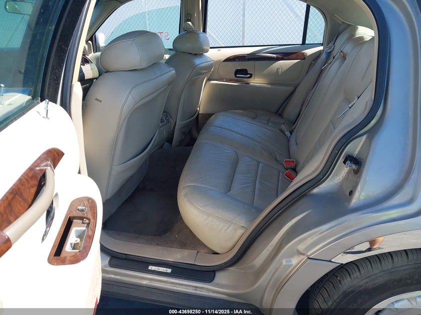 2000 Lincoln Town Car Executive VIN: 1LNHM81W4YY791019 Lot: 43698250