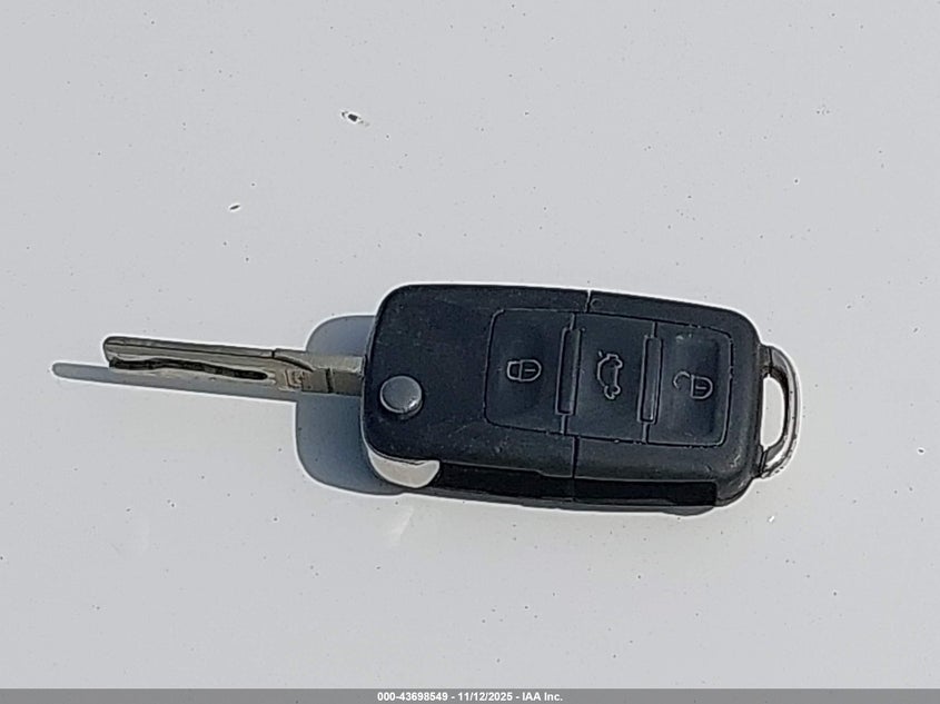 2005 Volkswagen New Beetle Gls 1.8T VIN: 3VWCD31Y45M303260 Lot: 43698549