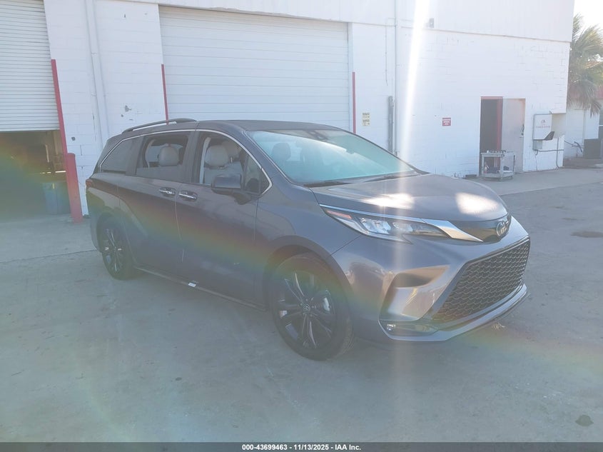 2022 TOYOTA SIENNA XSE - 5TDXRKEC4NS133285