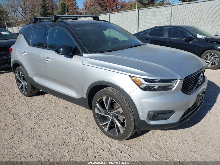 VOLVO XC40 T5 R-DESIGN