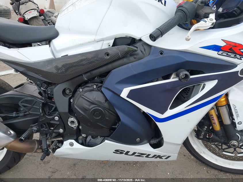 2023 Suzuki Gsx-R1000 R VIN: JS1DM11M5P7100099 Lot: 43699740