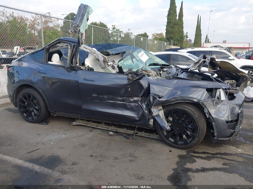 2023 Tesla Model Y Awd/Long Range Dual Motor All-Wheel Drive VIN: 7SAYGDEE9PF937549 Lot: 43699834