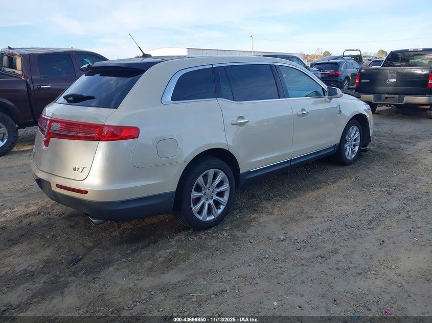 2018 LINCOLN MKT PREMIERE - 2LMHJ5FK8JBL00875