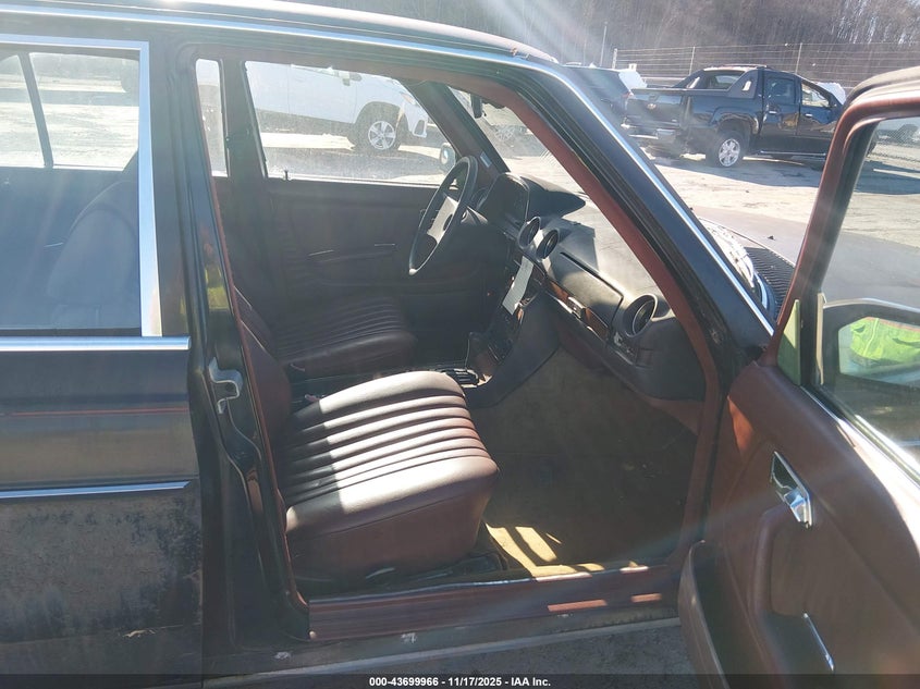 WDBAB33C3FA225388 1985 MERCEDES-BENZ  photo no. 5