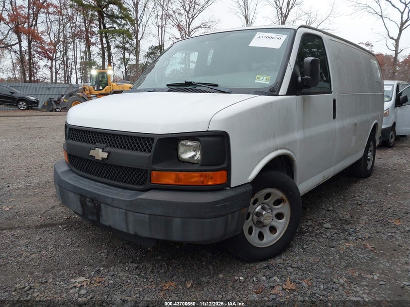 1GCSGAFX5C1108675 2012 CHEVROLET  photo no. 2