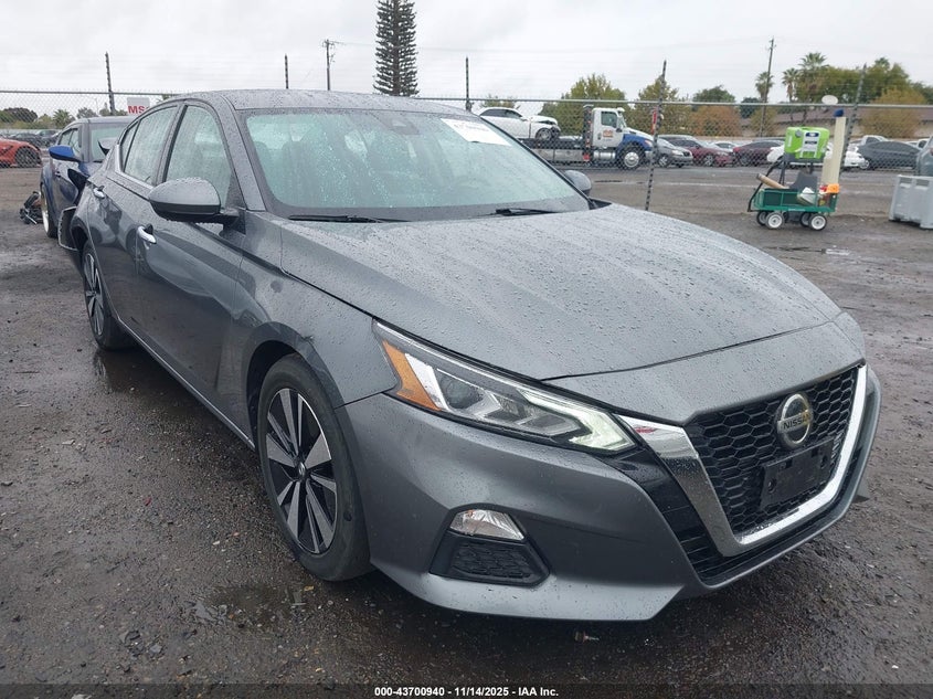 NISSAN ALTIMA SV FWD