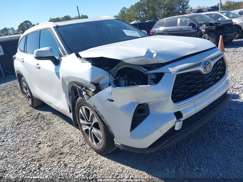 2022 TOYOTA HIGHLANDER XLE - 5TDGZRAH5NS104047