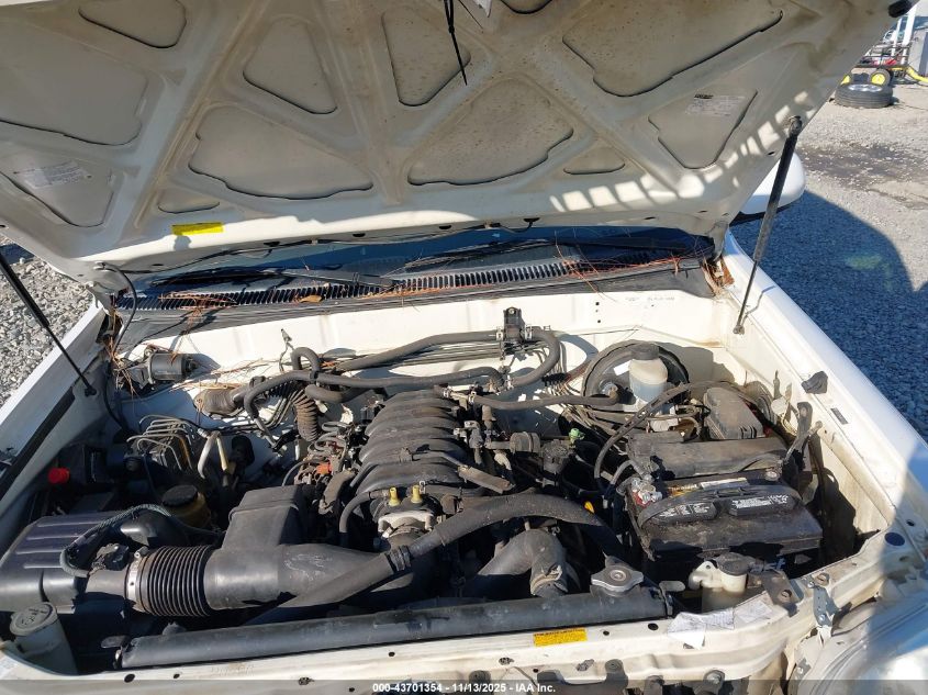 2005 Toyota Sequoia Limited V8 VIN: 5TDZT38A85S257828 Lot: 43701354