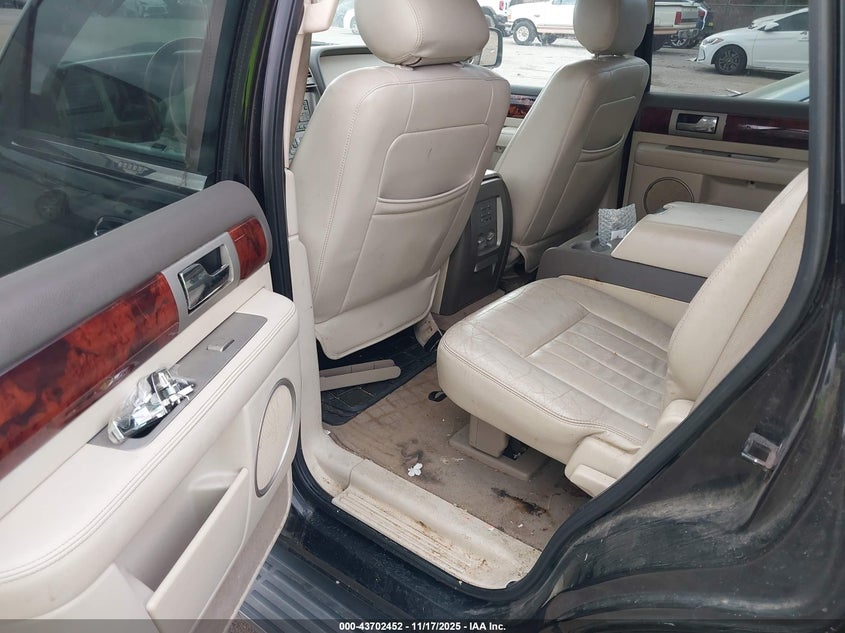 2004 Lincoln Navigator VIN: 5LMFU28RX4LJ43628 Lot: 43702452