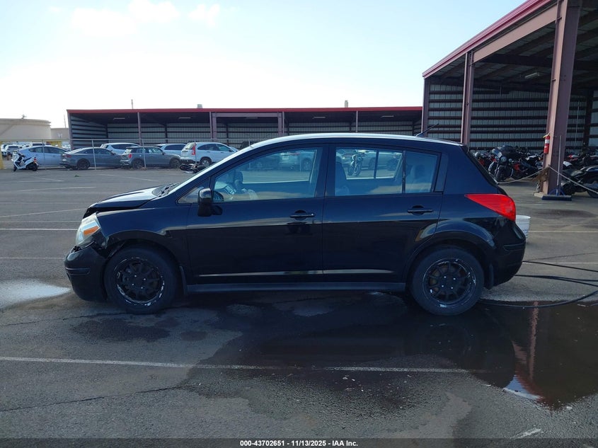2009 Nissan Versa 1.8S VIN: 3N1BC13E29L446845 Lot: 43702651