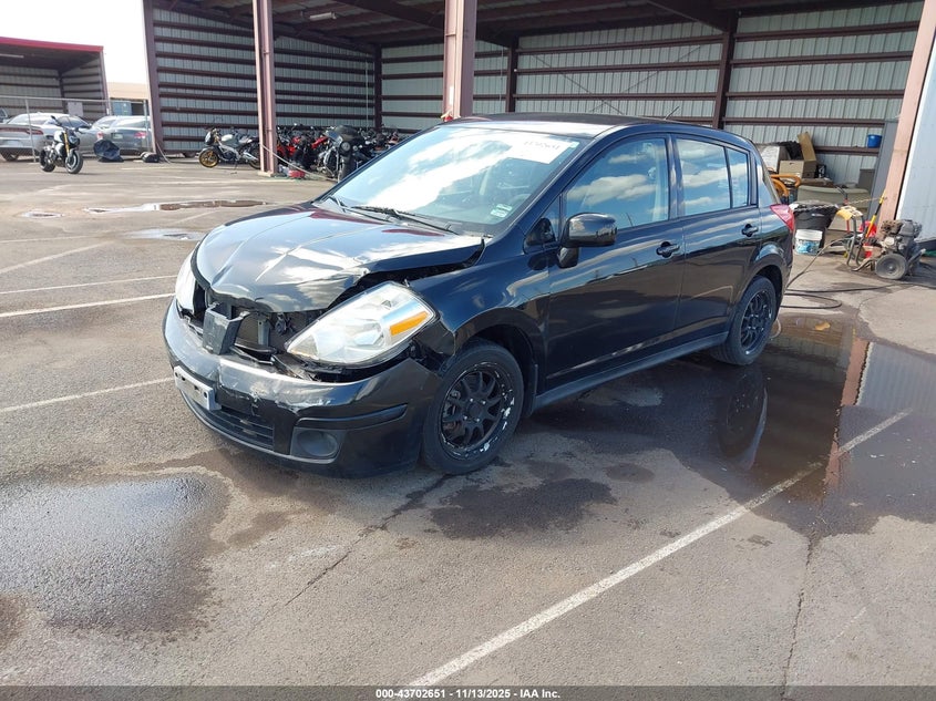 2009 Nissan Versa 1.8S VIN: 3N1BC13E29L446845 Lot: 43702651