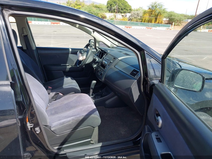 2009 Nissan Versa 1.8S VIN: 3N1BC13E29L446845 Lot: 43702651