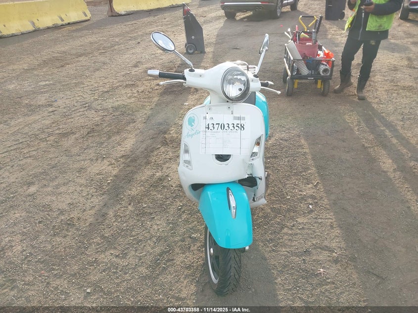 ZAPM459L5A5700549 2010 VESPA GTS photo no. 5