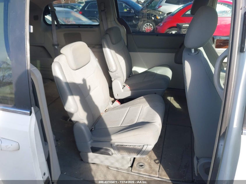 2010 Chrysler Town & Country Touring VIN: 2A4RR5D14AR184003 Lot: 43703471