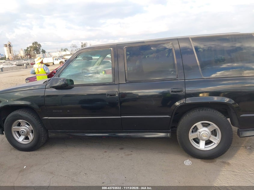 2000 Chevrolet Tahoe Limited VIN: 1GNEC13R9YR229966 Lot: 43703532