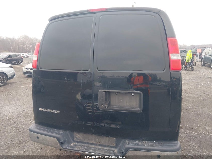 2018 Chevrolet Express 2500 Work Van VIN: 1GCWGAFBXJ1272569 Lot: 43704122