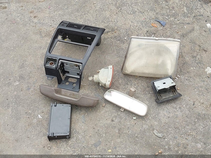 1999 Toyota Tacoma Prerunner VIN: 4TASM92N7XZ518327 Lot: 43704315