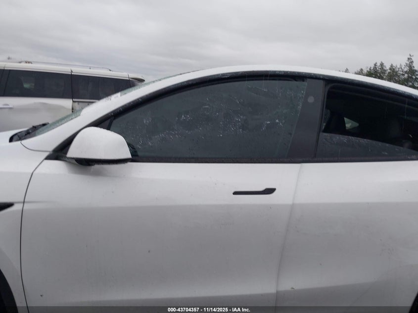 2025 Tesla Model Y Long Range Dual Motor All-Wheel Drive VIN: 7SAYGAEE5SF306207 Lot: 43704357